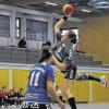 Sprunggewaltig: Zu selten setzte sich Lisa Wenzke (Garitz/Nüdlingen, am Ball) so durch, da wäre der Gästespielerin Eva Späthling sonst wohl noch öfter das Nachsehen geblieben.
