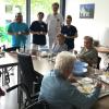 Große Freude herrschte bei den Patienten der Geriatrie, die anlässlich des zehnjährigen Jubiläums vom multiprofessionellen Team ein kleines Präsent erhielten (stehend von links): Servicekraft Guillermo Sanchez, Stationsleiterin Waltraud Schraudner, Chefarzt PD Dr. med. Frank Schröder und Physiotherapeutin Sophie Fritzmann.