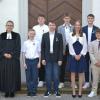 Auf dem Foto die Konfirmanden aus Oberhohenried, Unterhohenried und Sylbach vor der St. Michaelskirche Unterhohenried, hintere Reihe von links: Jonathan Benkert, Noah Tasch, Simon Vonhausen; vordere Reihe von links: Leon Bulheller, Jamie Geßner, Lea Ort, Silas Müller mit Pfarrerin Kathrin Wagner.