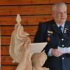 Eine besondere Überraschung hatte Werner Denner für seine Kameraden der Großwenkheimer Feuerwehr zur Jahresversammlung mitgebracht. Er überreichte ein geschnitztes Rednerpult, das den Schutzheiligen der Feuerwehr, den Heiligen Florian, zeigt. Geschaffen wurde es vom Motorsägekünstler Robert Reuscher.