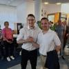 Der Wahlgewinner und der faire Verlierer: Der neue Bad Brückenauer Bürgermeister Jan Marberg (links) nimmt den Glückwunsch vom unterlegenen Dirk Stumpe entgegen.