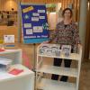 Simone Dotterweich vom Team der Stadtbibliothek Marktheidenfeld präsentiert eine Auswahl der Gegenstände, die fortan in der "Bibliothek der Dinge" geliehen werden können.