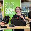Bürgermeister Thorsten Wozniak (links), Beate Glotzmann und Andreas Leubner testeten das mobile System, durch das bei Veranstaltungen, Führungen oder Vorträgen das Zuhören erleichtert wird.
