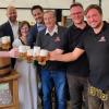 Ozapft is: Mit einem gezielten Schlag durch Bürgermeister Peter Juks floss das Festbier. Auf dem Foto (von links): Peter Juks, Paul Lehrieder (MdB), Sascha Genders (IHK Geschäftsführer), Rosa Behon (Bezirksrätin), Björn Jungbauer (MdL), Karl-Heinz Pritzl (Geschäfsführer Kauzen Bräu), Marcus Lifferth (Braumeister Kauzen Bräu), Jacob Pritzl (Geschäfsführer Kauzen Bräu).