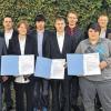 Freisprechung bei der Elektro-Innung: Innungs-Obermeister Matthias Sondheimer (links) und Lehrlingswart Michael Strobl (rechts) mit den Junggesellen aus dem Landkreis Kitzingen Christian Roth, Nicole Dereser, Daniel Ganz, Rene Witznick, Andreas Scherg, Christian Eger und Christoph Apfelbacher (von links).