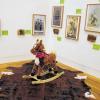 (maw)   Seit Samstag ist im Museum Georg Schäfer die Sonderpräsentation „Für das Kind“ zu sehen. Museumsleiterin Sigrid Bertuleit hat den gesamten Gemäldetrakt im 1. Stock in eine Art riesiges Kinderzimmer umgewandelt. Natürlich mit – entsprechend niedrig gehängten – Bildern an den Wänden, aber auch mit Ruhezonen und Spielecken: Es gibt Kuschelteppiche, Polster zum Ausruhen, ein Schaukelpferd, Steckenpferde zum Rumtoben, Hula-hoop-Reifen, ein großes Wandpuzzle und sogar eine Wii-Spielkonsole. Es gibt Kostüme und Hüte zum Verkleiden und leere Rahmen, hinter denen man sich dann mit einer Polaroid-Kamera nach dem Vorbild der Menschen auf den Gemälden fotografieren lassen kann. „In der Ausstellung könnt Ihr Eure Gesten, Eure Mimik, Euer Lachen, Euer Weinen, Eure Haltung ausprobieren: hinter Rahmen fotografieren, vor den Zerrspiegeln Euch verändern oder Euch verkleiden“, heißt es im Begleittext für Kinder. Neben Reproduktionen historischer Kinderporträtfotos sind Gemälde von Lovis Corinth, Ferdinand Waldmüller, Fritz von Uhde oder Max Slevogt zu sehen, die sich mit Themen wie Kindheit, Familie oder Spiel befassen. Bei einer Kinder-Vernissage in Zusammenarbeit mit dem Musikhaus Kreuzinger unter dem Titel „Mein erster Ton“ können Kinder am Freitag, 13. April, 14 Uhr, außerdem Musikinstrumente aller Art ausprobieren.