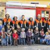 (ppe)   Gut vorbereitet auf den Besuch der Feuerwehr haben sich die Kinder im Kindergarten in Escherndorf. So waren sie in der Lage, Feuerwehrmann Armin Voll für den Einsatz auszustatten. Dabei lernten die Kinder, dass man keine Angst haben muss, auch wenn die Feuerwehrleute mit Atemschutzgeräten aussehen wie Weltraumfahrer. Die Kinder konnten ihr Wissen zum Besten geben. Auf ihre Fragen gab Kommandant Michael Neubert Atworte. Mit großem Eifer erarbeiteten sie gemeinsam das richtige Verhalten im Brandfall und das Absetzen eines Notrufes. Der Höhepunkt der Information war, als sie aus dem Fenster über den Notausgang ins Freie gelangten. Draußen warteten acht Feuerwehrmänner mit Gruppenführer Matthias Schlick, die lautstark mit Martinshorn angerückt waren. Die Kinder waren beeindruckt von der Vorführung einer Wasserwand und manches Kind jubelte über die fliegenden Tropfen. Außerdem durften die Kleinen selbst die Kübelspritze bedienen und eine Runde im Feuerwehrauto drehen, teilt der Kindergarten noch mit.
