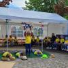 Aufführung der Kindergartenkinder Hausen: Nach dem Aufstehen stehen bei den Bauern einige Aufgaben an, die es zu erledigen gibt, u. a. Kühe melken, Hühner füttern, Gemüse ernten, Kartoffel zum Markt bringen oder einen Pferdestall bauen – die Kinder hatten großen Spaß dies vorzuspielen.