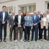 Sie freuen sich über das Campus Stüble der Dualen Hochschule Mosbach am Campus Bad Mergentheim: die Rednerinnen und Redner der Eröffnungsveranstaltung und Unterstützende der neuen Begegnungsstätte für Studierende.