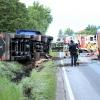 Ein Sattelzug kam auf der Staatsstraße von Hofheim in Richtung Rügheim von der Fahrbahn ab und kippte am Ende um.
