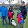 Alle für Einen: Vereinsvorsitzender Franz Hümmer (links) und Ausbildungsleiter Gerhard Mühlfriedel möchten beitragen, dass sich Hundehaltung im Alltag bewährt. Enkel Jan wächst seit der wiege in das Geschehen hinein.