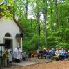 Das Fest bei der kleinen Kapelle im Wald bei Oesfeld eröffnete Pfarrer Franz Schmitt mit einer Maiandacht.