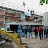 Beim Richtfest warfen neben den Vorschulkindern des benachbarten Kinderhauses, Vereinsvertreter und Senioren einen neugierigen Blick auf das "Haus der Begegnung".