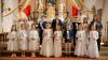 Diese Mädchen und Jungen aus Leutershausen, Windshausen, Burgwallbach und Hohenroth empfingen dieser Tage in der Kirche in Hohenroth die erste heilige Kommunion von Dekan Andreas Krefft und Diakon Thomas Prapolinat. Rechts die Wortgottesdienst-Beauftragte Katja Simon.
