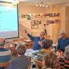 Dr. Eckl trägt engagiert seinen Vortrag vor.
