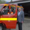 Kommandant Martin Hüßner (links) und Markt Einersheims Bürgermeister Herbert Volkamer präsentieren den neu angeschafften Mannschaftsbus für die Freiwillige Feuerwehr
