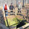 Eine der Wolfsgruben bei Altershausen. Heimatforscher Rudi Bätz (rechts) führt zu den Wolfsgruben bei Altershausen. Klaus Freter und Heinz Sauer (von links) haben die Wolfsgruben vor einiger Zeit gesäubert.