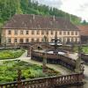 Im Mittelpunkt des Abteigartens befindet sich ein prachtvoller Brunnen, umgeben von Sandsteinfiguren und frischer Bepflanzung: Eine Gartenführung findet am Donnerstag, 16. Mai, statt.