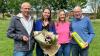 CSU-Ortsvorsitzender Dieter Haag, Europa-Kandidatin Pauline Steinmann, Vorstandsmitglied Carmen Reichert und Karl Wolf am Michelfelder Sportzplatz.
