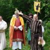 Stilecht kündigt Martin Mais (rechts) den Besuch des Kaisers Barbarossa in Burggrumbach an.