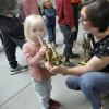 Die zweijährige Sarah Seuffert probiert schon mal mutig die Trompete. Rechts Lehrerin Yvonne Göb.