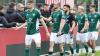Enttäuschung und Aufmunterung: Die Schweinfurter Fans klatschen die FC-05-Spieler (von links) Luca Trslic, Tom Feulner, Adrian Istrefi, Nils Piwernetz und Elias Wehner ab. Feulner, Piwernetz und Wehner haben bereits für die kommende Saison unterschrieben. 
