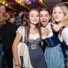 Zahlreiche Menschen besuchen am Samstag 04.05.24 das Weinfest in Untereisenheim mit Musik von den Troglauer Buam.