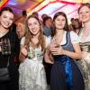 Zahlreiche Menschen besuchen am Samstag 04.05.24 das Weinfest in Untereisenheim mit Musik von den Troglauer Buam.