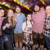 Zahlreiche Menschen besuchen am Samstag 04.05.24 das Weinfest in Untereisenheim mit Musik von den Troglauer Buam.