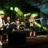 Zahlreiche Menschen besuchen am Samstag 04.05.24 das Weinfest in Untereisenheim mit Musik von den Troglauer Buam.