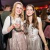 Zahlreiche Menschen besuchen am Samstag 04.05.24 das Weinfest in Untereisenheim mit Musik von den Troglauer Buam.