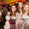 Zahlreiche Menschen besuchen am Samstag 04.05.24 das Weinfest in Untereisenheim mit Musik von den Troglauer Buam.