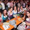 Zahlreiche Menschen besuchen am Samstag 04.05.24 das Weinfest in Untereisenheim mit Musik von den Troglauer Buam.