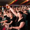 Zahlreiche Menschen besuchen am Samstag 04.05.24 das Weinfest in Untereisenheim mit Musik von den Troglauer Buam.