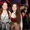 Zahlreiche Menschen besuchen am Samstag 04.05.24 das Weinfest in Untereisenheim mit Musik von den Troglauer Buam.