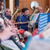 Zahlreiche Menschen nehmen am Samstag (04.05.24) an dem Empfang zum 75. Geburtstag von Hans Michelbach (CSU) im Festsaal des Kreuzklosters in Gemünden teil.