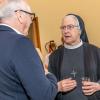 Zahlreiche Menschen nehmen am Samstag (04.05.24) an dem Empfang zum 75. Geburtstag von Hans Michelbach (CSU) im Festsaal des Kreuzklosters in Gemünden teil.