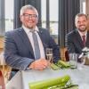 Zahlreiche Menschen nehmen am Samstag (04.05.24) an dem Empfang zum 75. Geburtstag von Hans Michelbach (CSU) im Festsaal des Kreuzklosters in Gemünden teil.