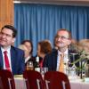 Zahlreiche Menschen nehmen am Samstag (04.05.24) an dem Empfang zum 75. Geburtstag von Hans Michelbach (CSU) im Festsaal des Kreuzklosters in Gemünden teil.