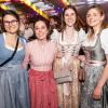 Zahlreiche Menschen besuchen am Samstag 04.05.24 das Weinfest in Untereisenheim mit Musik von den Troglauer Buam.