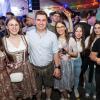 Zahlreiche Menschen besuchen am Samstag 04.05.24 das Weinfest in Untereisenheim mit Musik von den Troglauer Buam.
