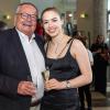 Zahlreiche Menschen nehmen am Samstag (04.05.24) an dem Empfang zum 75. Geburtstag von Hans Michelbach (CSU) im Festsaal des Kreuzklosters in Gemünden teil.