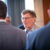 Zahlreiche Menschen nehmen am Samstag (04.05.24) an dem Empfang zum 75. Geburtstag von Hans Michelbach (CSU) im Festsaal des Kreuzklosters in Gemünden teil.