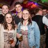 Zahlreiche Menschen besuchen am Samstag 04.05.24 das Weinfest in Untereisenheim mit Musik von den Troglauer Buam.