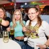 Zahlreiche Menschen besuchen am Samstag 04.05.24 das Weinfest in Untereisenheim mit Musik von den Troglauer Buam.