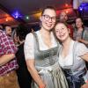 Zahlreiche Menschen besuchen am Samstag 04.05.24 das Weinfest in Untereisenheim mit Musik von den Troglauer Buam.