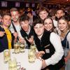 Zahlreiche Menschen besuchen am Samstag 04.05.24 das Weinfest in Untereisenheim mit Musik von den Troglauer Buam.
