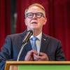 Zahlreiche Menschen nehmen am Samstag (04.05.24) an dem Empfang zum 75. Geburtstag von Hans Michelbach (CSU) im Festsaal des Kreuzklosters in Gemünden teil.