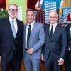 Zahlreiche Menschen nehmen am Samstag (04.05.24) an dem Empfang zum 75. Geburtstag von Hans Michelbach (CSU) im Festsaal des Kreuzklosters in Gemünden teil.