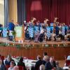 Zahlreiche Menschen nehmen am Samstag (04.05.24) an dem Empfang zum 75. Geburtstag von Hans Michelbach (CSU) im Festsaal des Kreuzklosters in Gemünden teil.